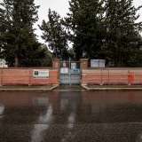 Siamo quindi di fronte al cancello d�ingresso, posto tra due colonne in pietra rossicce. Da qui non riusciamo a vedere la facciata della struttura, nascosta com�� dagli alti alberi che dominano il grande giardino circostante